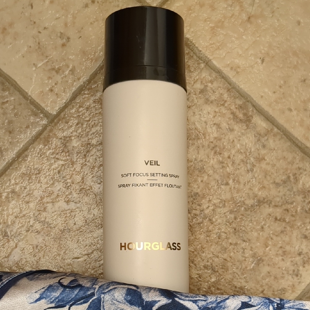 Hourglass Veil Setting Spray